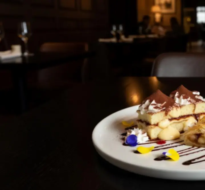 Elegánsan tálalt magyar desszert a Magyar Lounge Hub éttermében